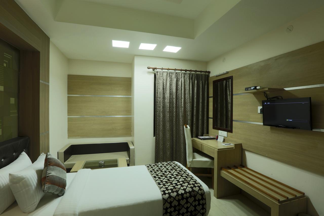 Hotel SJ International Guwahati Esterno foto
