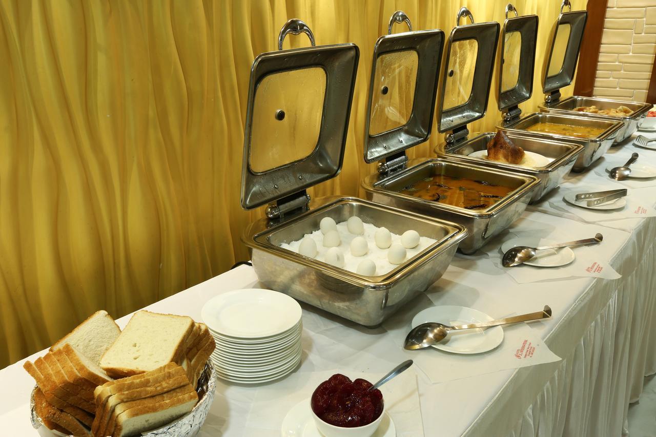 Hotel SJ International Guwahati Esterno foto