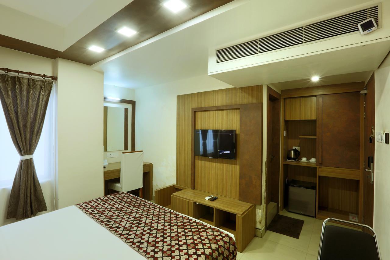 Hotel SJ International Guwahati Esterno foto